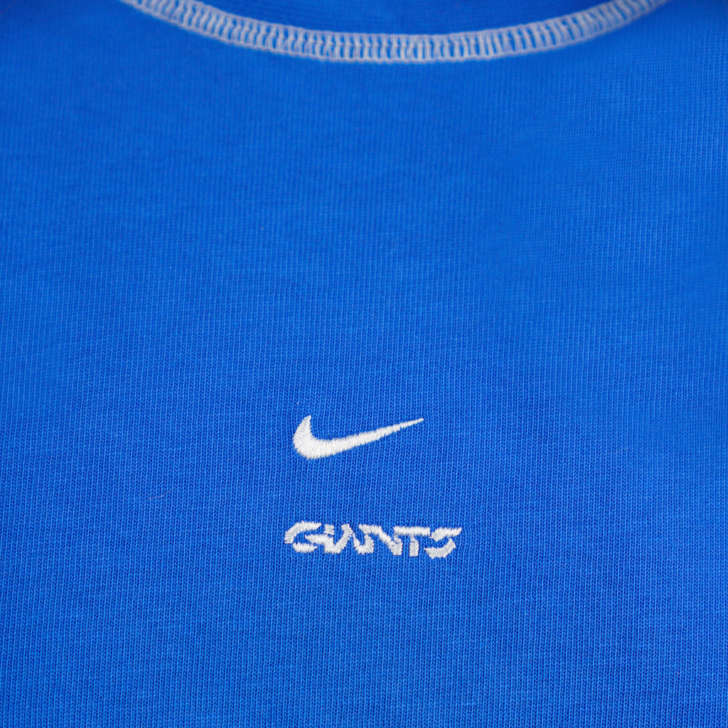 Camiseta Strike Giants x Nike, etiqueta oficial de Nike que indica que es producto oficial en el pecho.
