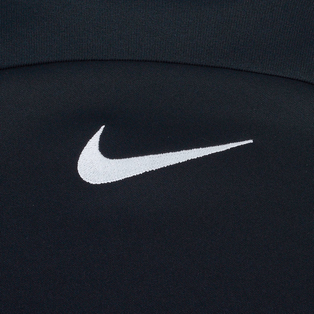 Camiseta Técnica Dri-FIT Giants x Nike, detalle del escudo Nike en la camiseta