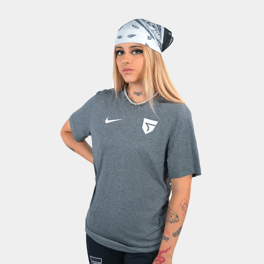 Jesskiu con la Camiseta Entrenamiento Giants x Nike en color gris